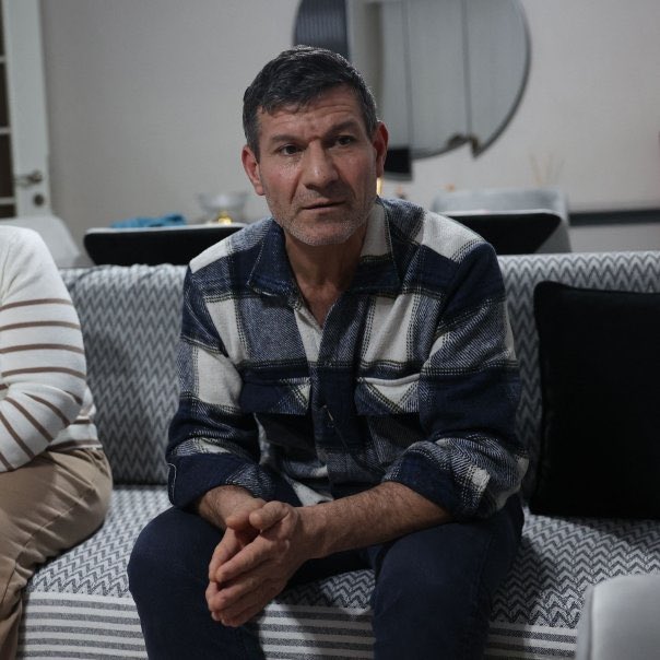 Dogrubakishaber's tweet photo. Depremde kızının elini tuttuğu fotoğrafla hatırlanan baba Mesut Hançer:  

“Adaletin hiçbir zaman yerini bulacağına inanmıyorum. Bir yıl geçti ama zaman durdu. Bu acı geçmiyor.” https://t.co/azpFTlH8ER