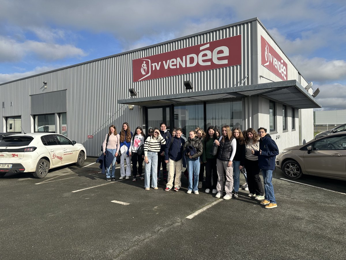 Veromorice's tweet photo. Les élèves de seconde BAC PRO CGEA du Groupe Etablières ont visité TV Vendée afin de comprendre comment fonctionne notre média local et surtout comment on fabrique une émission télévisée. Un grand merci à @FannyPoirier  pour son accueil si sympathique.😀 https://t.co/6ysPZooGrQ