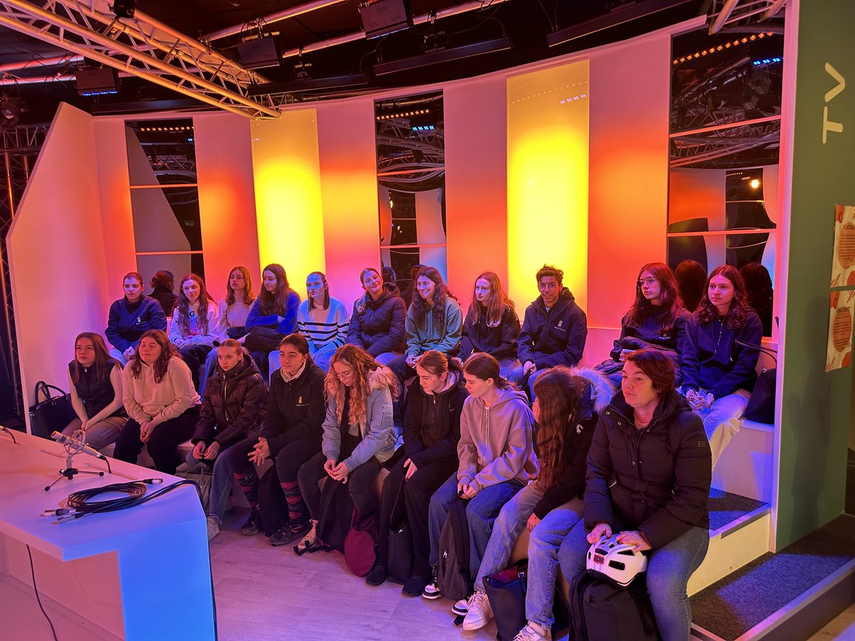 Veromorice's tweet photo. Les élèves de seconde BAC PRO CGEA du Groupe Etablières ont visité TV Vendée afin de comprendre comment fonctionne notre média local et surtout comment on fabrique une émission télévisée. Un grand merci à @FannyPoirier  pour son accueil si sympathique.😀 https://t.co/6ysPZooGrQ