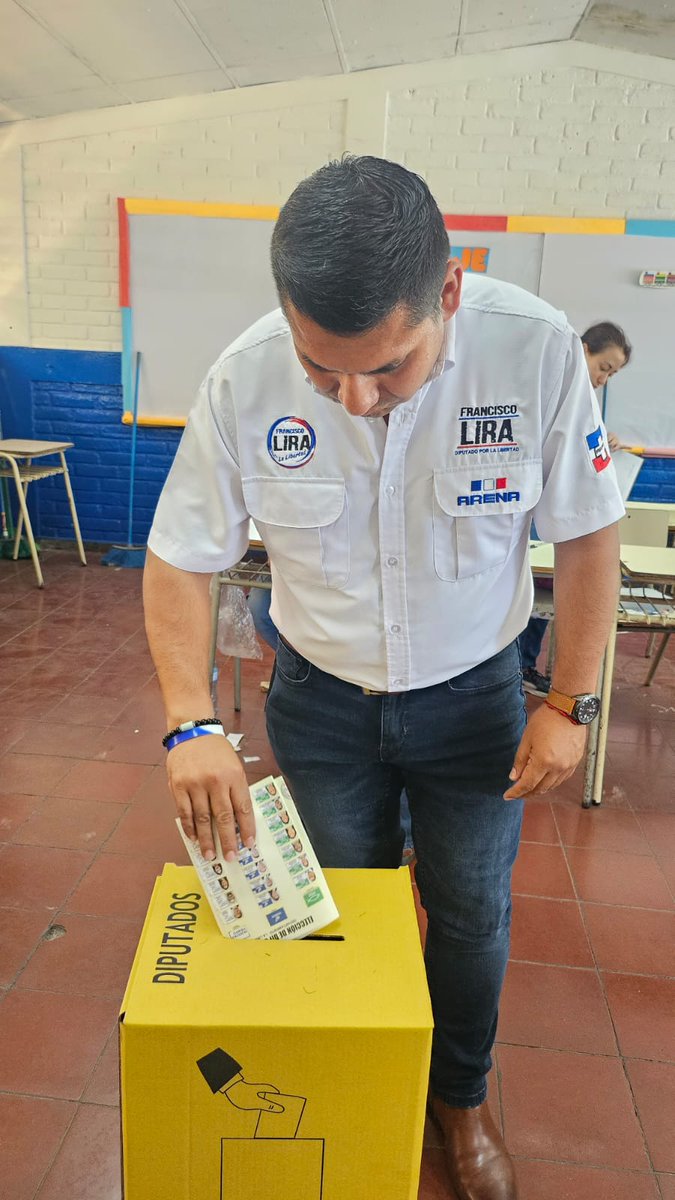 franciscolirasv's tweet photo. Ya aportamos nuestro granito de arena para defender la democracia y la libertad de #ElSalvador 🇸🇻🗳

#Elecciones2024Sv https://t.co/krEmYEo2Cv