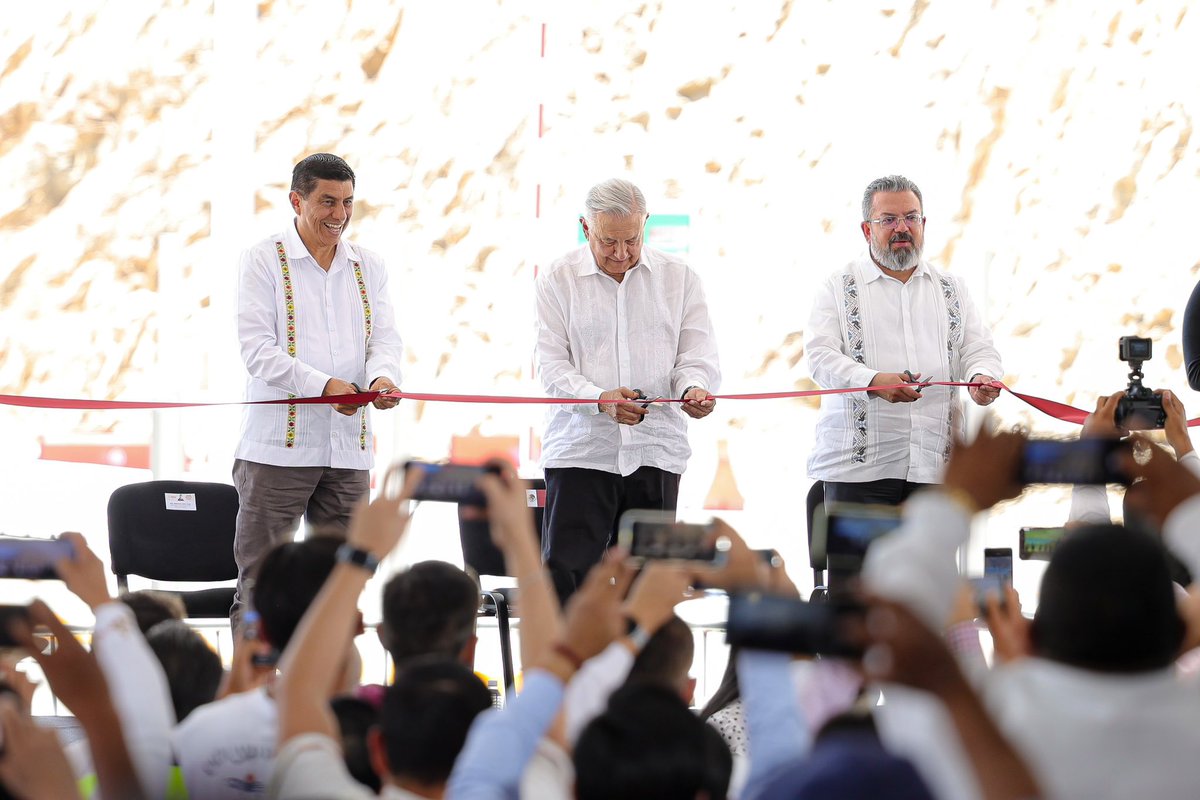 GobOax's tweet photo. En un día histórico, el Presidente @lopezobrador_ y el Gobernador @salomonj inauguraron la autopista Barranca Larga-Ventanilla, una obra que contribuye a la Reparación Histórica de los Pueblos y representa #UnSueñoCumplido para las oaxaqueñas y oaxaqueños.

Con una inversión de 13 mil mdp, hoy nuestro estado cuenta con 104.3 km que conectan a la capital oaxaqueña con la región de la Costa, reduciendo el tiempo de traslado a 2 horas y media, y generando mil 800 empleos directos y más de 3 mil 500 indirectos. Asimismo, se contará con mayor acceso y conectividad para las comunidades y se impulsará el desarrollo turístico y económico.

El Mandatario Estatal informó que esta gran obra de infraestructura brindará mayores oportunidades de inclusión y bienestar para los pueblos. Además, destacó que hoy, la #PrimaveraOaxaqueña florece y los sueños se convierten en caminos de prosperidad y rutas de transformación.

Asistieron a este evento el secretario de Infraestructura, Comunicaciones y Transportes, Jorge Nuño (@jorgenunol); el director general de @Banobras_mx, @jorgemendozas; el subsecretario de Egresos de @Hacienda_Mexico, @JPDeBotton; el director general del @INPImx, Adelfo Regino Montes; así como funcionarias y funcionarios del Gobierno del Estado.