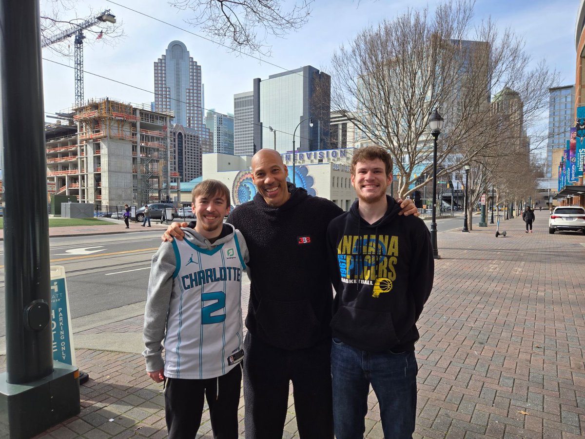 Met the goat in Charlotte lmao <a href="/Lavarbigballer/">Lavar Ball</a>