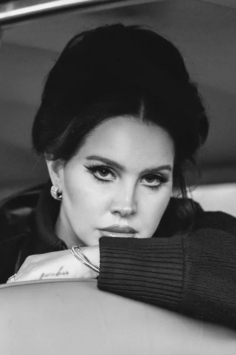 1 more hour until the #GRAMMYs and Lana Del Rey could possibly win her first Grammy!