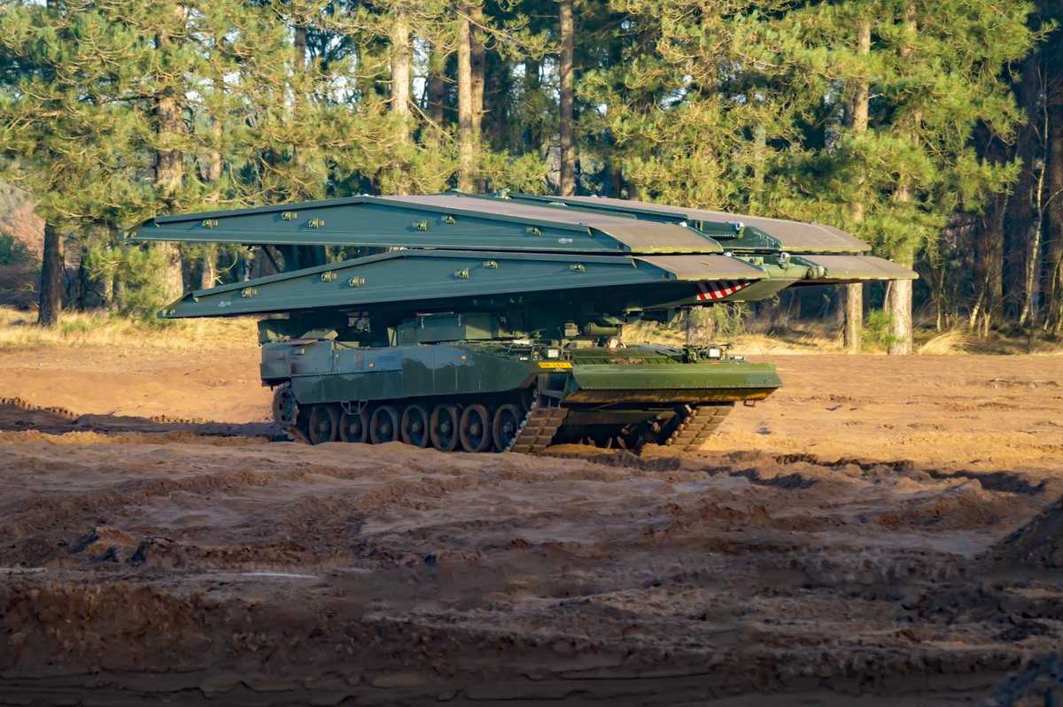 Kuine1's tweet photo. @toujoursentete Leopard 2 Leguaan Brugleggers, Caterpillar bulldozer en wiellaadschop, Liebher 6x6 en 8x8 mobiele kranen. https://t.co/eCemwD4duU