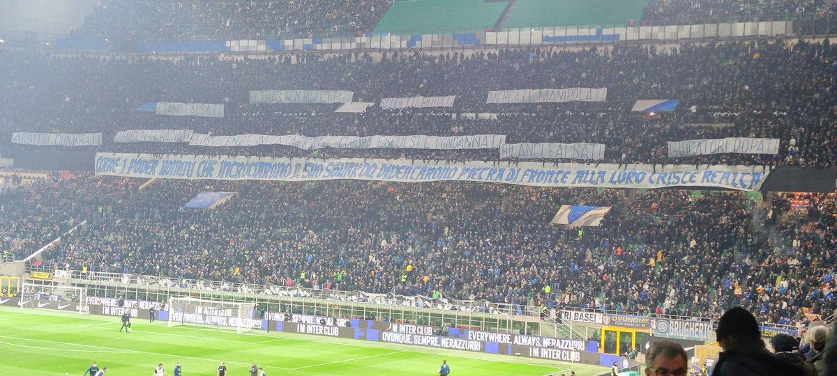 marifcinter's tweet image. La Curva Nord prima di #InterJuve: 

"Arbitri comprati, dirigenti radiati, esami falsati, ultras non rispettati, scudetti rubati, mercati manipolati, bilanci falsati, giocatori dopati. Plusvalenze inventate, dall'Europa espulsi e condannati.

Come i pover uomini che incrociarono…