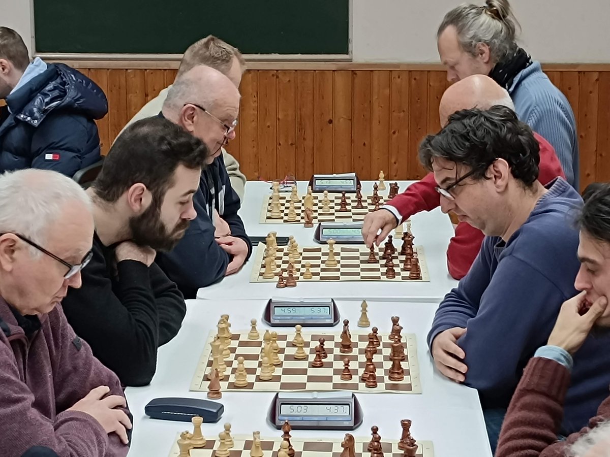 Checkmate puzzles, tactics from student games. Mattfeladványok, kombinációk. chess.com/blog/AttilaTur…