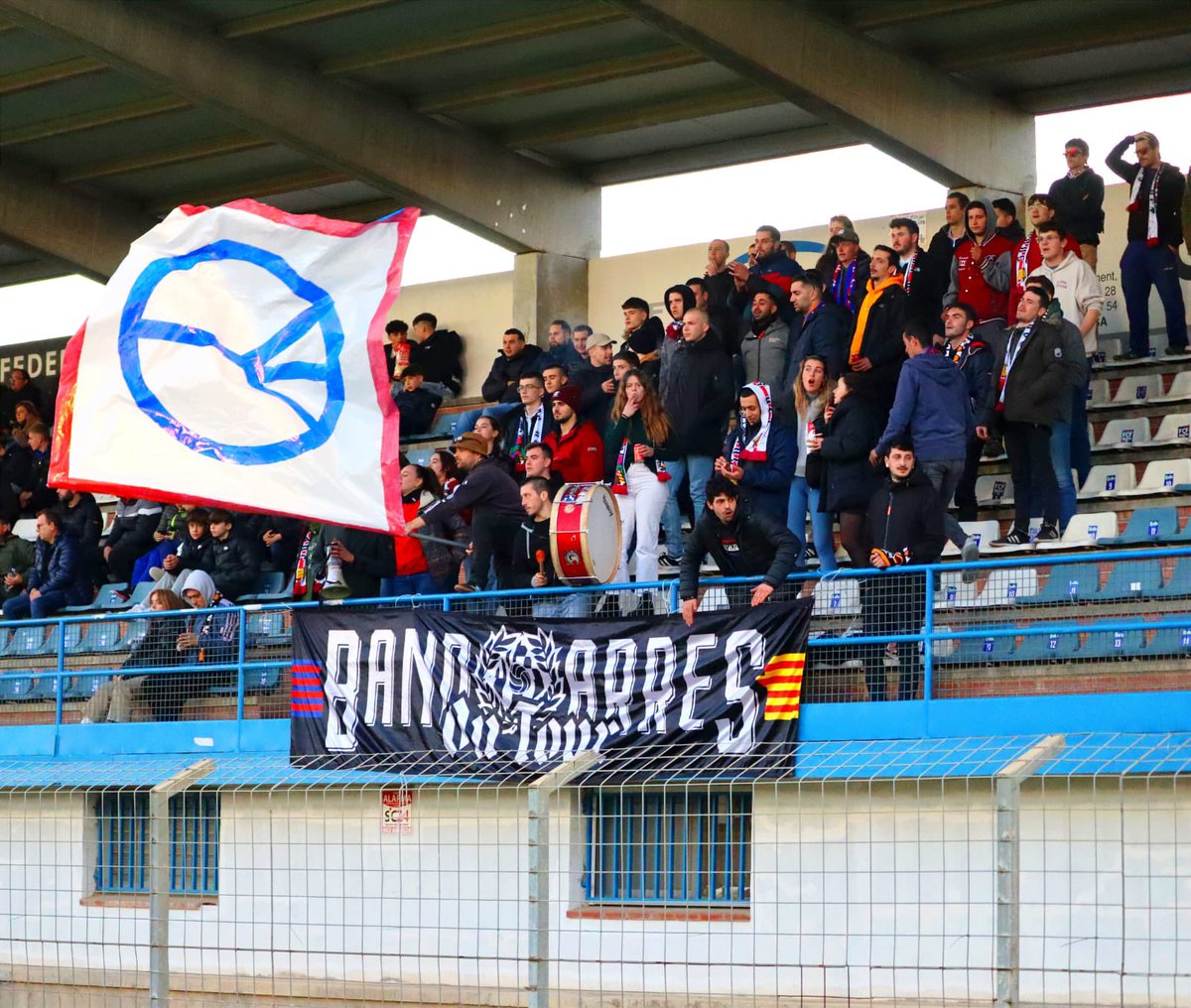 CatGrada's tweet photo. Els Bandarres Ondarins, fundats el 2018, grup de supporters de la Unió Esportiva Tàrrega. https://t.co/YEylip9YQi