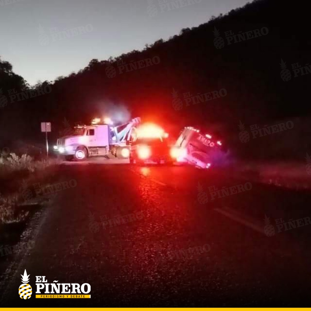 ELPINERO's tweet photo. #RELEVANTE🗣🆕️ #Oaxaca: Accidente de autobús deja múltiples heridos en la carretera #Tlaxiaco-#Yucudaa
Redacción El Piñero
Oaxaca, Mexico.-- La noche del sábado 3 de Febrero, un trágico suceso conmovió a la región de la #Mixteca, cuando un autobús de la línea #AMAO que transitaba la ruta #Chalcatongo-#CDMX volcó en la carretera #Tlaxiaco-#Yucudaa, cerca de la trituradora en #Teposcolula.
https://t.co/aXybPkrFkL