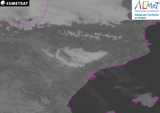 AEMET_Aragon's tweet photo. Imágenes SAT HRVIS a 12 UTC a la izquierda y a 09 y 15 h a la derecha hoy 04/02/24. La #niebla🌫️persiste en franja estrecha en el #Ebro hasta mediodía, pero levanta, no así en el sur de #Huesca, donde las T 🌡️máx no pasan de 6 ºC:
#Ballobar 5.9º
#Tamarite 6.1º
#Fraga 6.4º https://t.co/u07c3X2Wvz