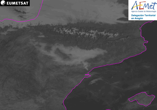 AEMET_Aragon's tweet photo. Imágenes SAT HRVIS a 12 UTC a la izquierda y a 09 y 15 h a la derecha hoy 04/02/24. La #niebla🌫️persiste en franja estrecha en el #Ebro hasta mediodía, pero levanta, no así en el sur de #Huesca, donde las T 🌡️máx no pasan de 6 ºC:
#Ballobar 5.9º
#Tamarite 6.1º
#Fraga 6.4º https://t.co/u07c3X2Wvz