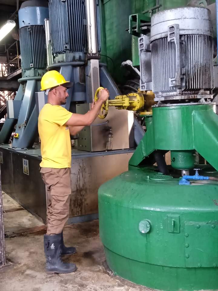 MagalyR46133710's tweet photo. Hoy mayor producción de azúcar de un día en la presente #zafra. Mas de 250 ton los #Azucareros de #SanctiSpíritusEnMarcha no detienen el ritmo, cada día es un reto, un desafío, a pesar de las carencias están dando todo de sí para cumplir lo prometido. 
#Cuba 
#EstaEsLaRevolución https://t.co/aSsTMl2Kws