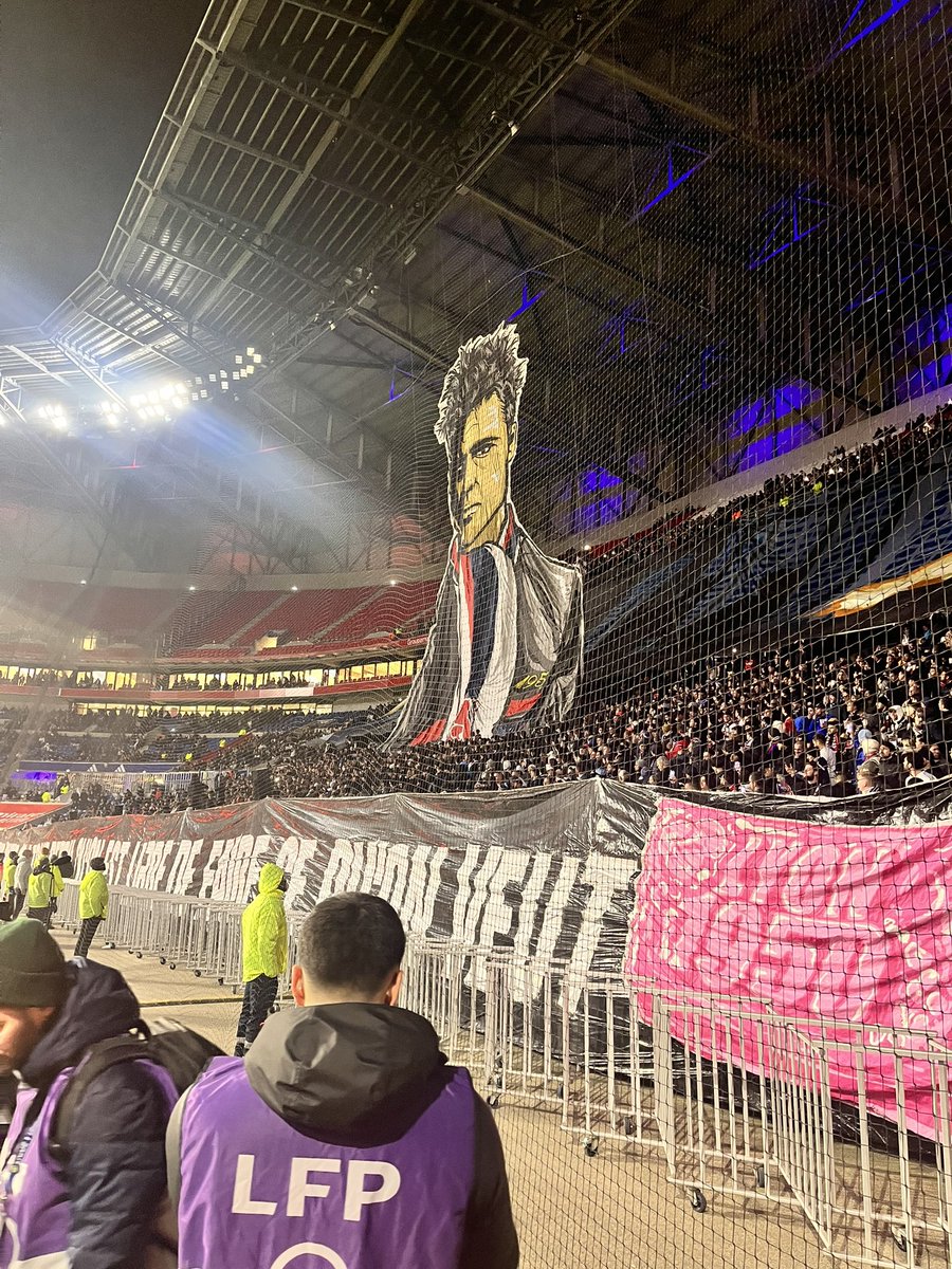 Ligue1's tweet photo. Une ambiance des grands soirs au @GroupamaStadium 😍

#OLOM https://t.co/mFQAfLUixW