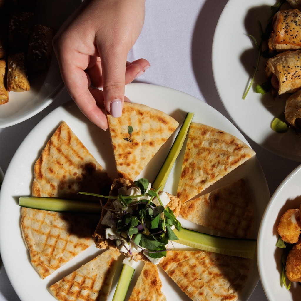 Join the #MollyPitcherInn every Tuesday, Wednesday, and Thursday from 4-6 pm for Happy Hour delights at just $6 each.⁠
⁠
From Hummus and Fried Wisconsin Cheese curds to Short rib Spring Rolls and Mini Crabcakes, there's a flavor for every mood! 🍽️ 🍸

l8r.it/MoZ7