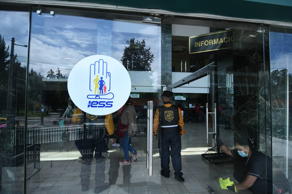 eluniversocom's tweet photo. Este es el máximo sueldo que puedes recibir al jubilarte por el IESS en #Ecuador ► https://t.co/JSKKneZNxt https://t.co/WWt4rynxkJ