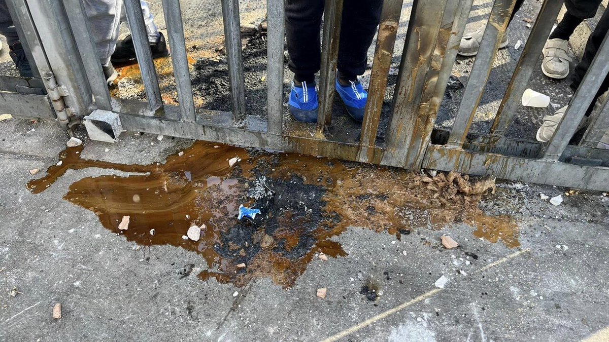SOLO 5 #CARABINIERI A SEDARE LA FURIA DI 100 #IMMIGRATI.
E AL #CPR DI #PONTEGALERIA SCOPPIA L'INFERNO.

Lanci di sassi e bottiglie.
Porte e muri sfondati.
È accaduto di tutto.
E 2 dei 5 militari sono rimasti feriti.
Per capire che serve più personale dovevamo arrivare a questo?