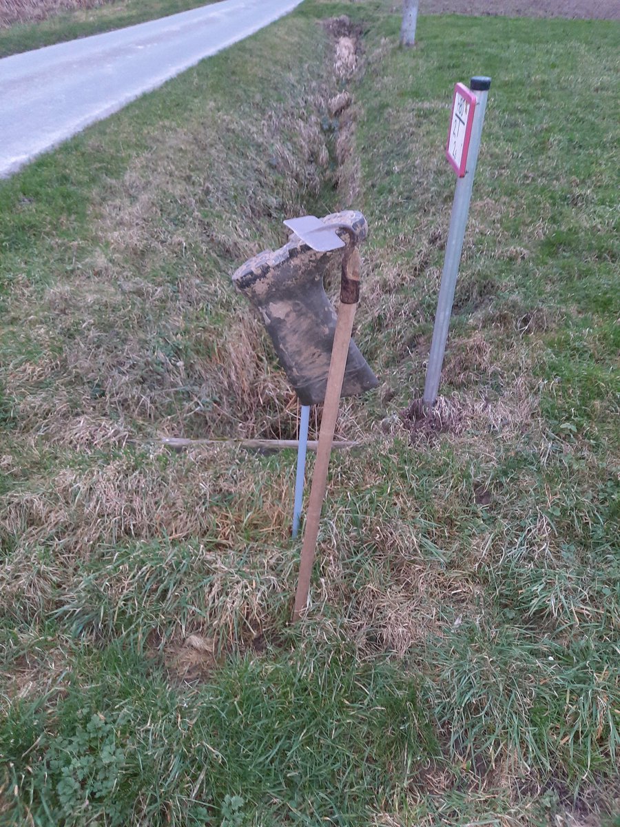 LDelanote's tweet photo. Solidair met collega boeren #botweg. Ik heb er tegelijk mijn hak naast gezet #bio. @Boerenbond @BioForumVL @jobrouns1 https://t.co/sZxsJiUJD0