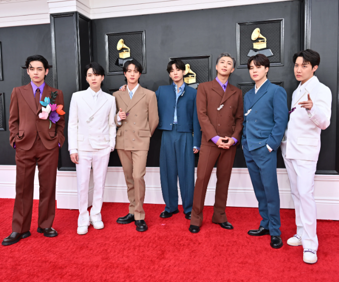 AboutMusicYT's tweet photo. BTS are the first kpop act that performed at the Grammys. https://t.co/VG912LaGGU