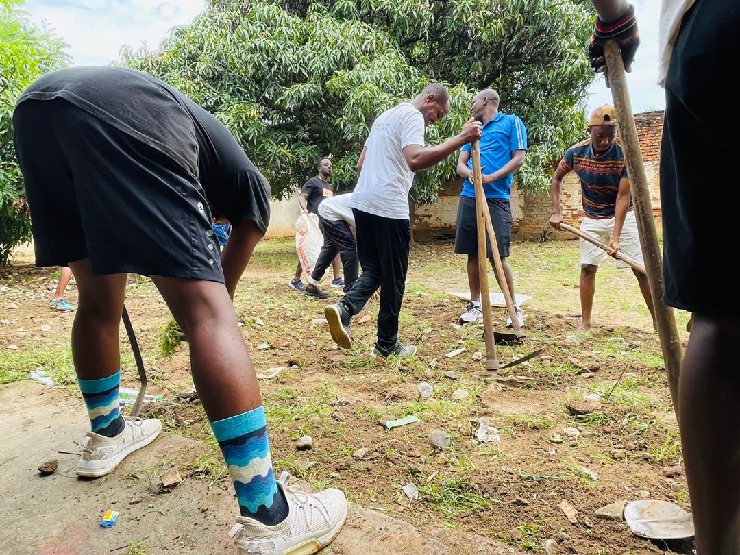 ybspburundi's tweet photo. Assainir les milieux dans lesquels nous vivons ou travaillons  en les rendant propres est l'objectif du "#Community_Work" réalisé ce 3 février 2024  à l'Ecofo Stella Matutina par les volontaires de #YBSP.
@UEauBurundi

#Urukundo_Rumwe
#Small_steps_big_changes https://t.co/vN2tU7lCCO