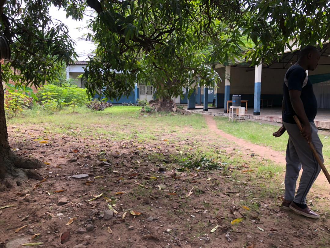 ybspburundi's tweet photo. Assainir les milieux dans lesquels nous vivons ou travaillons  en les rendant propres est l'objectif du "#Community_Work" réalisé ce 3 février 2024  à l'Ecofo Stella Matutina par les volontaires de #YBSP.
@UEauBurundi

#Urukundo_Rumwe
#Small_steps_big_changes https://t.co/vN2tU7lCCO