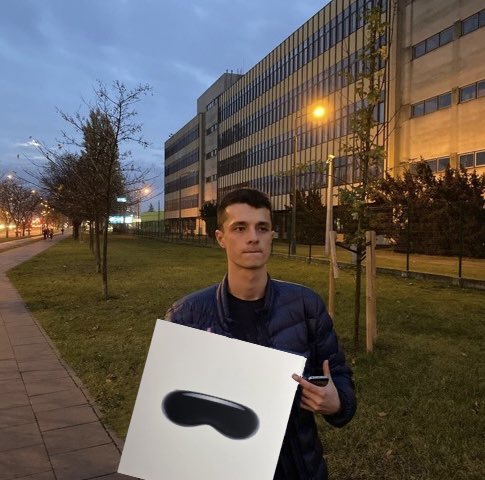 zartymlodywest's tweet photo. młody west oficjalnie pierwszym polskim raperem z apple vision pro ❗️❗️❗️ https://t.co/4pKGt2j9d4