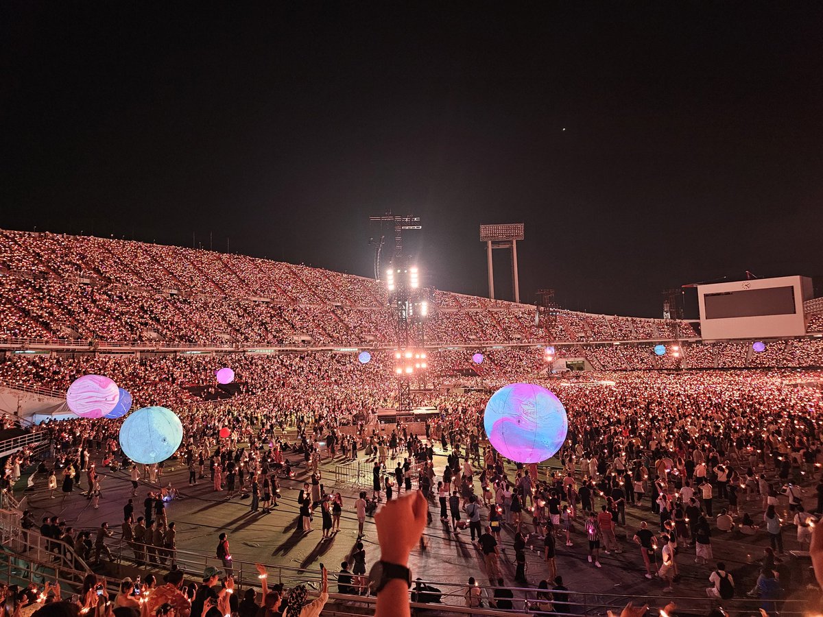 Koy_Thipwadee's tweet photo. Day 2 ❤️🫶
#ColdplayBangkok #MOTSWTBKK #MOTSWTTH https://t.co/PPbQ1AkeFz