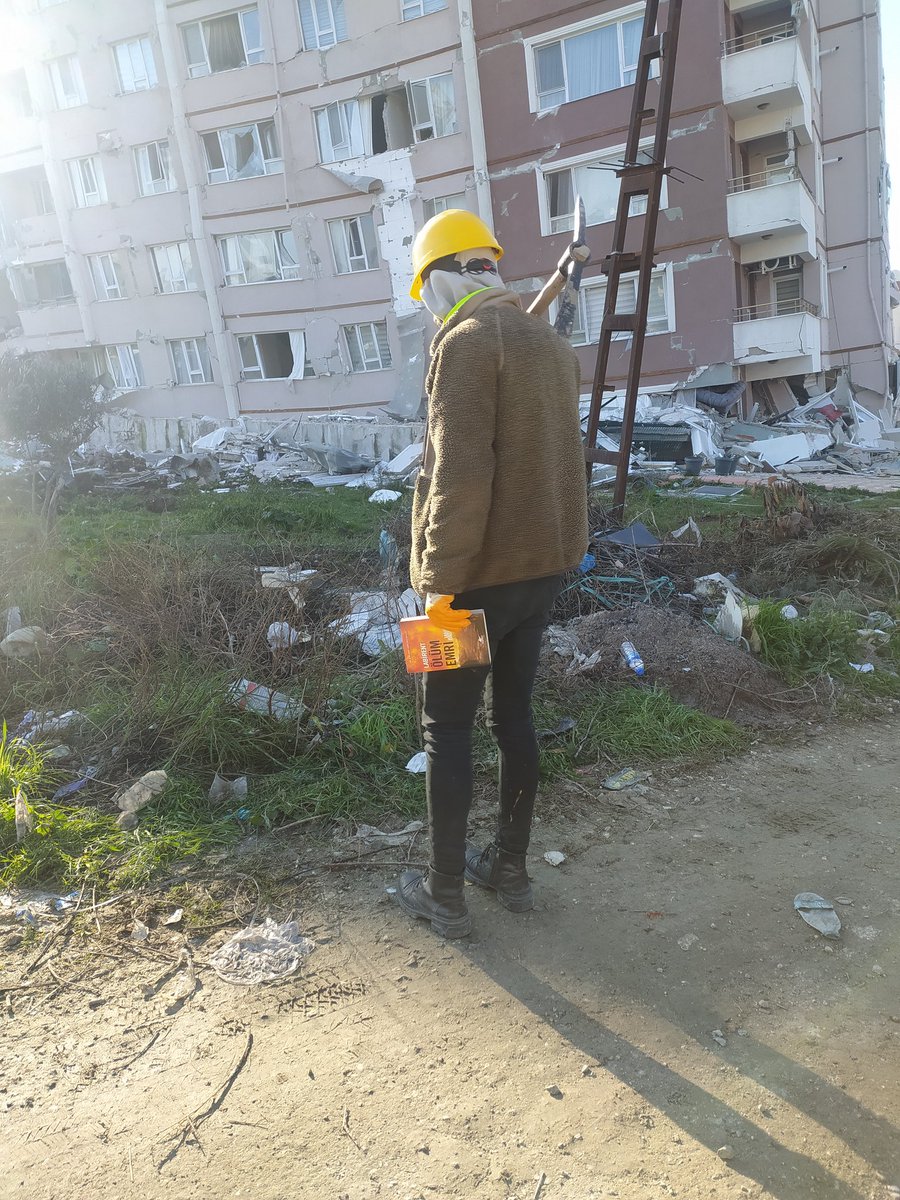 6 Şubat depremlerinden sonra bulunamayan insanlar 10 gün sonra ölmüş kabul edilecek…”
Depremi unutma, unutturma!
Kaybolan çocuklar.
Kaybolan kadınlar.
Kaybolan insanlarımız, hayvanlarımız, canlarımız, emeklerimizi unutmayın, unutturmayın.

#DepremiUnutmaUnutturma