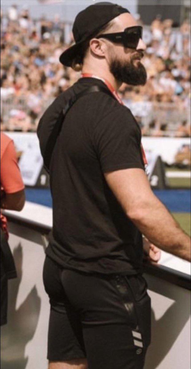 ForHisVision's tweet image. In the mood to sit on someone’s face. 🍑