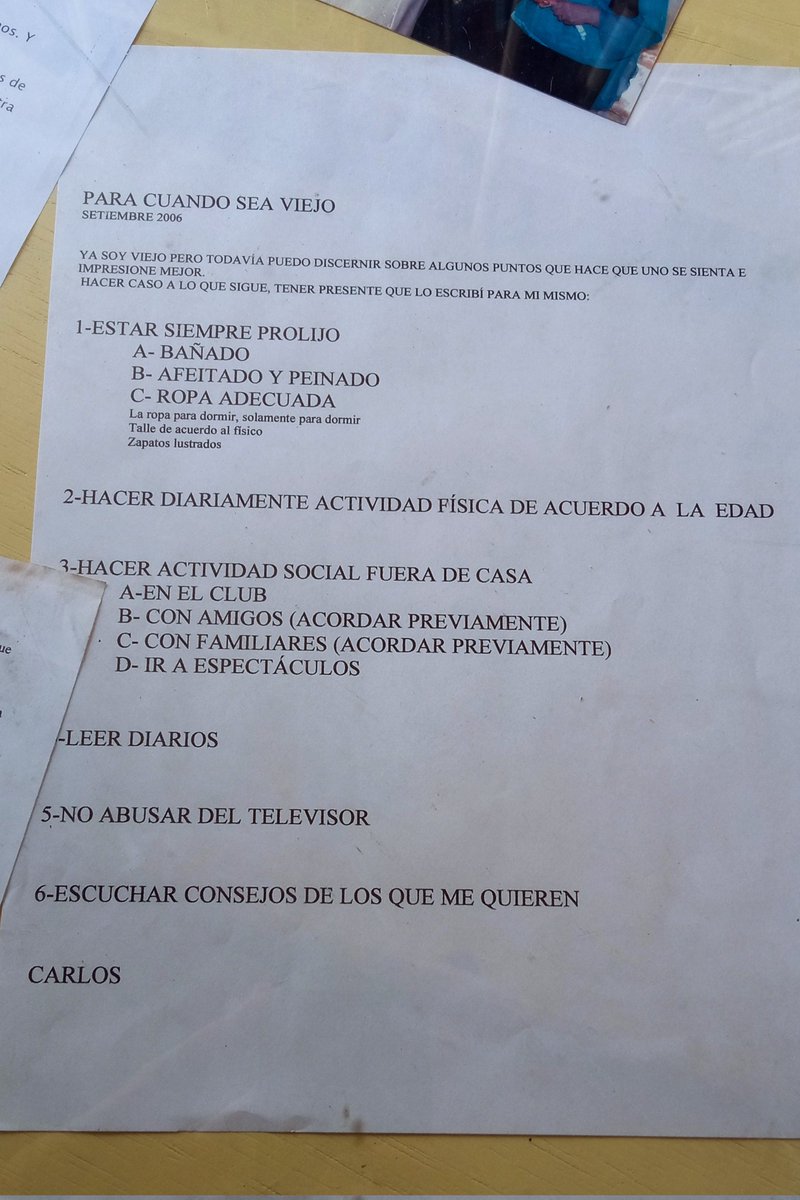 agnimatt's tweet photo. A sus 87 años mi abuelo ya no puede subir al piso de arriba donde tiene su antigua oficina y su biblioteca. Me mandó a buscar unas cosas y vi esto en su escritorio. Tiene fecha de septiembre del 2006. Se está despidiendo, pero está siempre limpio, activo y con los que lo quieren. https://t.co/eUbkmu8iRc