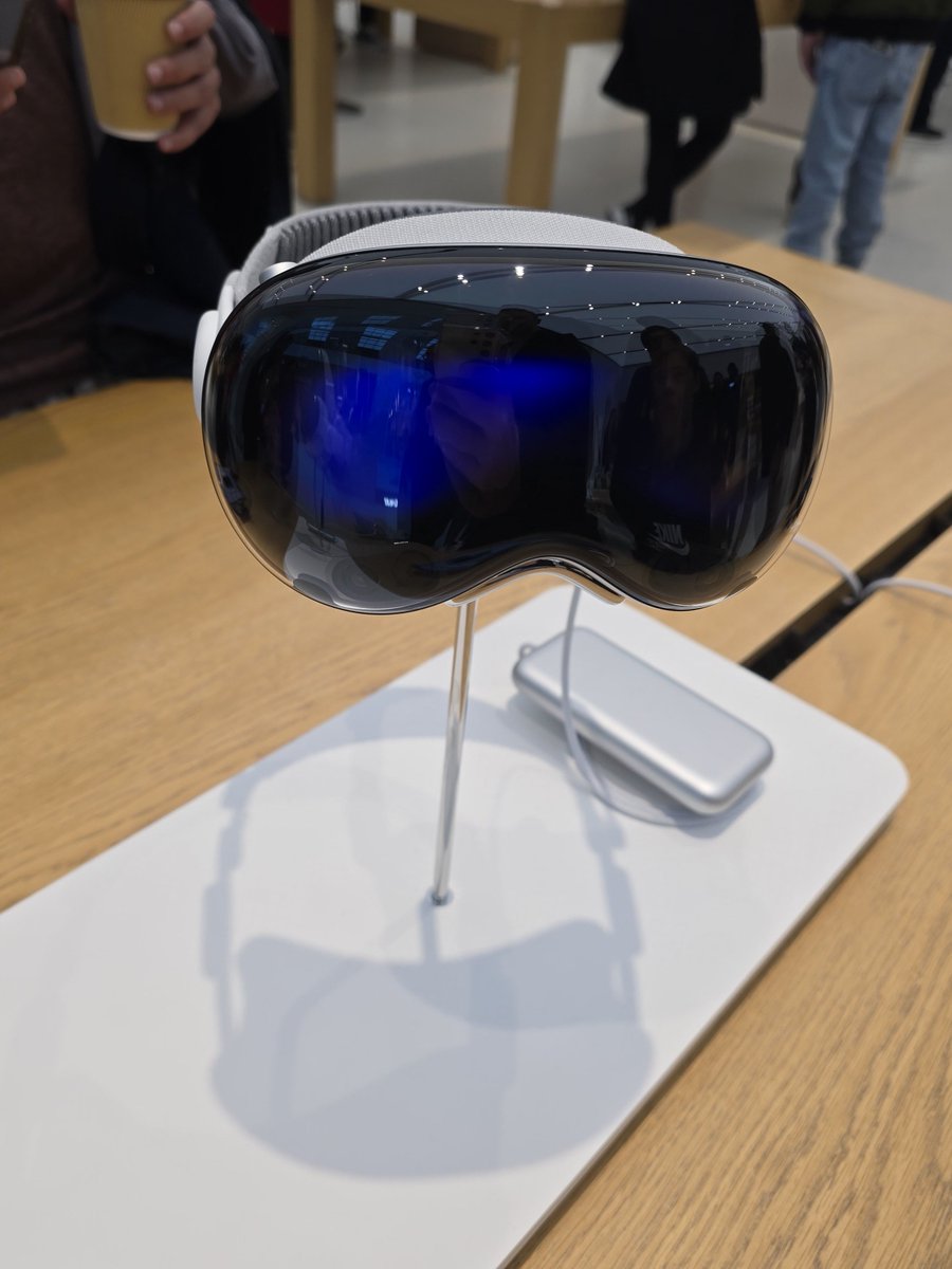 richontech's tweet photo. Apple Vision Pro in stock and ready to buy ... Just walked in and asked ... https://t.co/8QwGvC2qSZ
