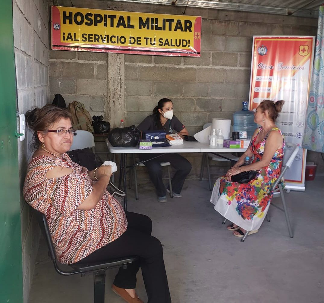 FFAAHN's tweet photo. #FFAA
Como parte de su contribución a la salud, el personal médico y enfermería del Hospital Militar brindan atenciones básicas a la población que disfruta de la Feria Ganadera #AGAFAM https://t.co/GjXOcBfNJr