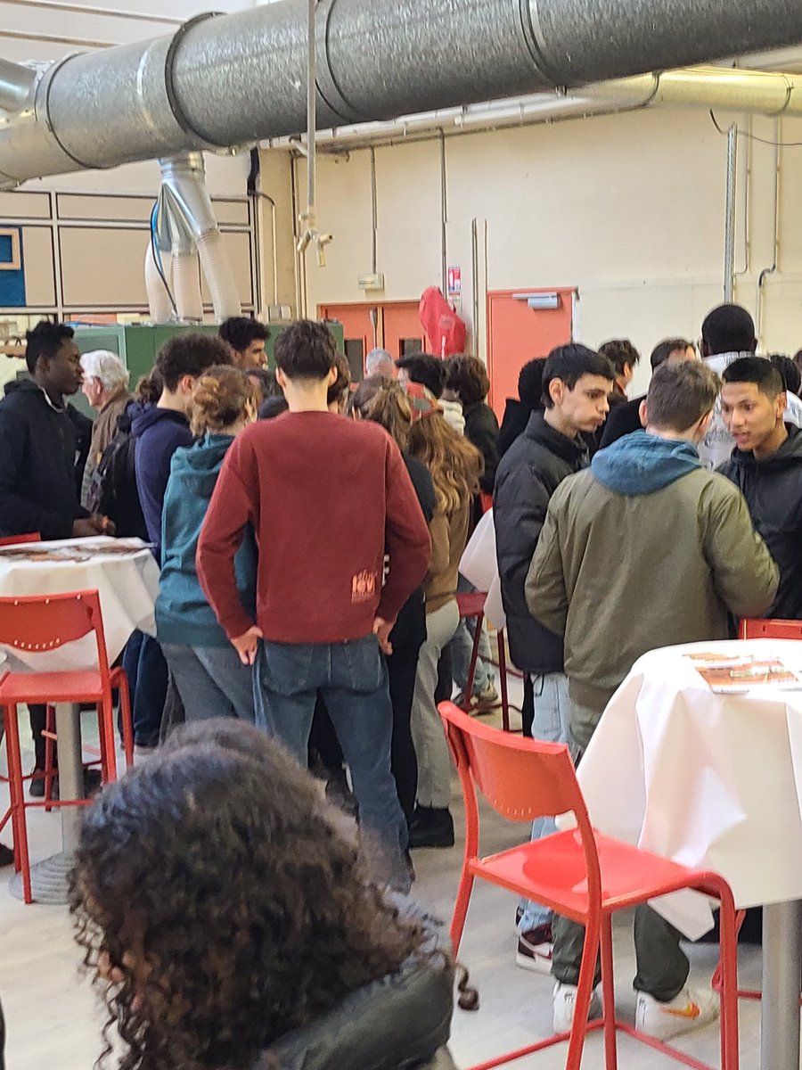 JPO  Léonard de Vinci-Paris. Une journée réussie avec plus de  300 visiteurs, la visite de M. Philippe Goujon, Maire du XV eme ardt et M. Jeff Corsi, champion de longboard. De l'artisanat à l'art, vous êtes sur des formations 100% emploi, 100% insertion. Venez nombreux !!