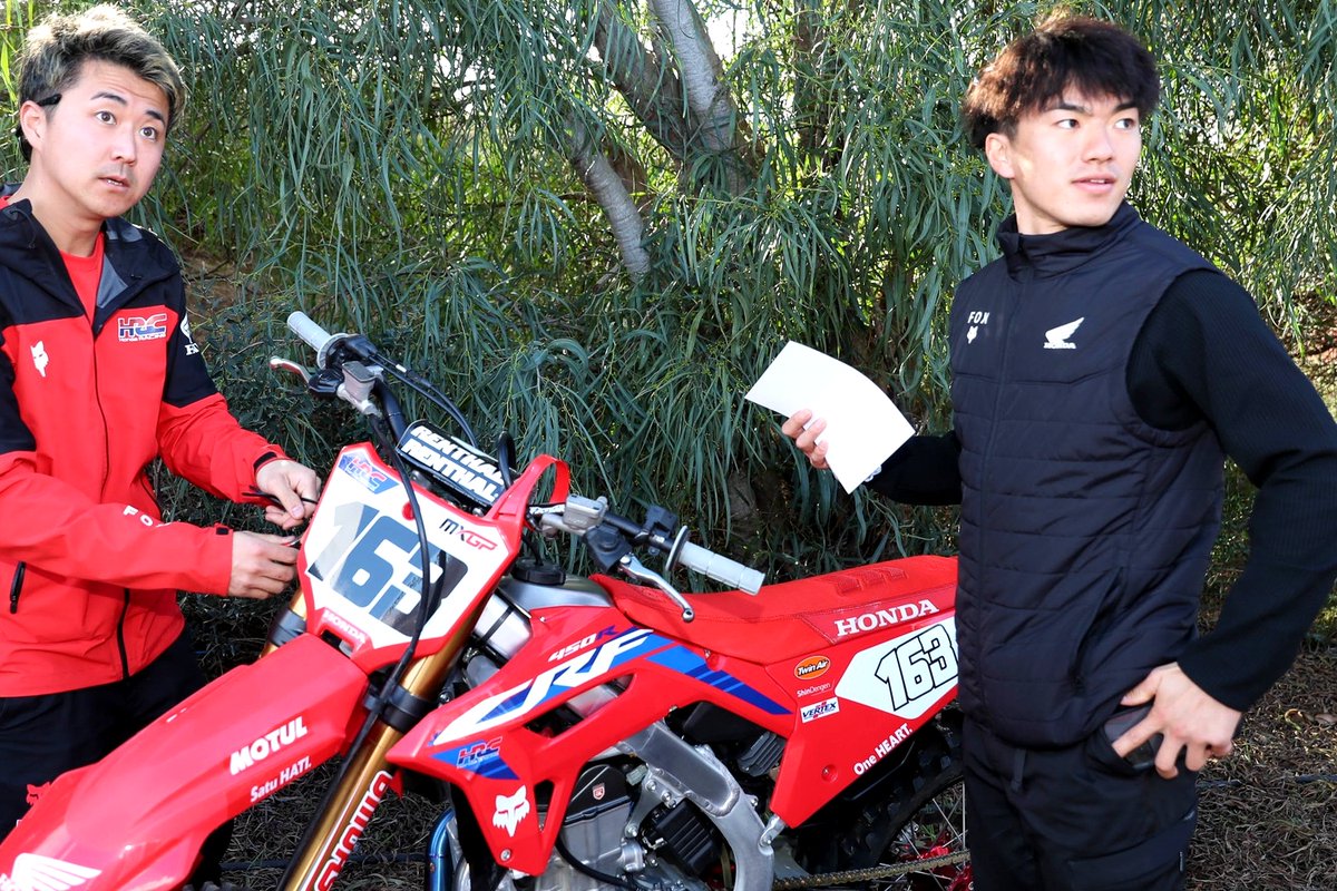 AlessioPiana130's tweet photo. Wild card d'eccezione a Riola Sardo nel primo appuntamento degli Internazionali d'Italia #Motocross #INTMX 🇮🇹
Nella top class MX1 ha corso il vice-Campione All Japan Motocross IA1 2021 & 2023 @yuki_okura23 🇯🇵 rigorosamente con una Honda CRF450R assistita dal Team Gariboldi (in madrepatria altresì corre sotto le insegne Honda Dream Racing Bells).
Nelle due gare ha concluso in entrambe le circostanze in zona punti (19° e 17°), ottenendo il 19° posto dell'evento. Non aveva mai corso prima su un fondo così sabbioso.