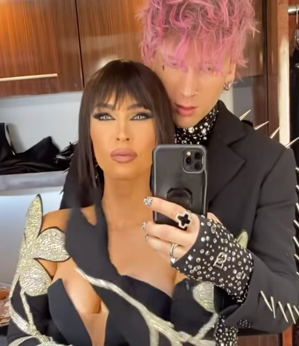l1aaa_4's tweet photo. PENSÉ Q ERA MORIA Y ES MEGAN FOX JAJAJAJAJAAJAJ https://t.co/zUIMjIiLin