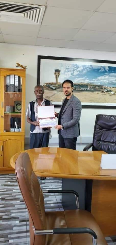 عامل نظافة بمطار عدن الدولي عثر على 5 ألف دولار كانت تتبع احد المسافرين الي جمهورية مصر العربية  وأعادها  إليه 

حذاء عامل نظافة أشرف  من وزراء حكومة خنازير المناصفة.