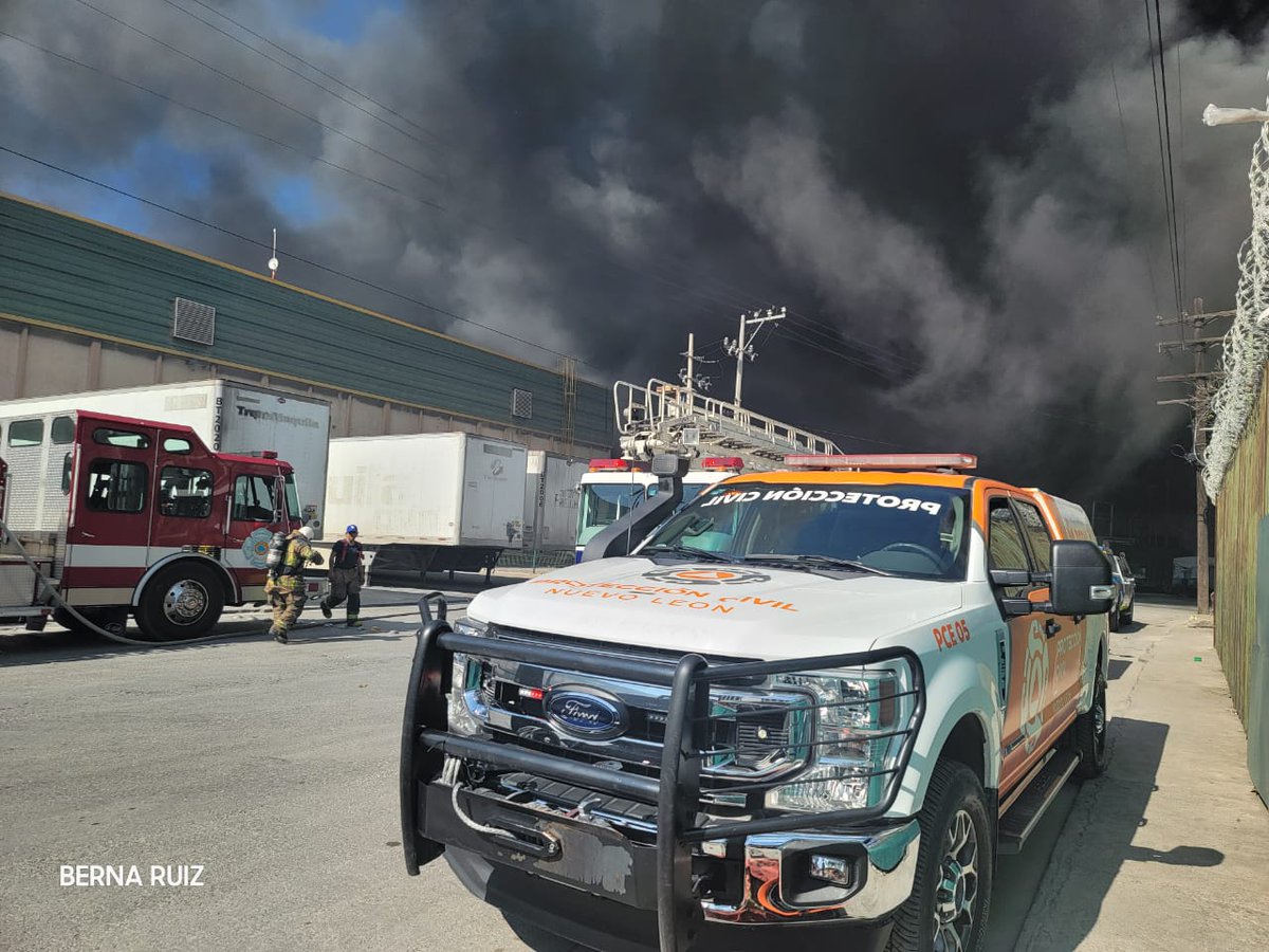 PC_NuevoLeon's tweet photo. #Almomento
#precaución #incendioenbodega
#sannicolas

Personal de @PC_NuevoLeon acude a brindar apoyo en incendio de bodega de plásticos y madera en la Col Albaterra Residencial en San Nicolás. No reportan lesionados.

Unidades de emergencia en el lugar. https://t.co/RugQ8pm7JS