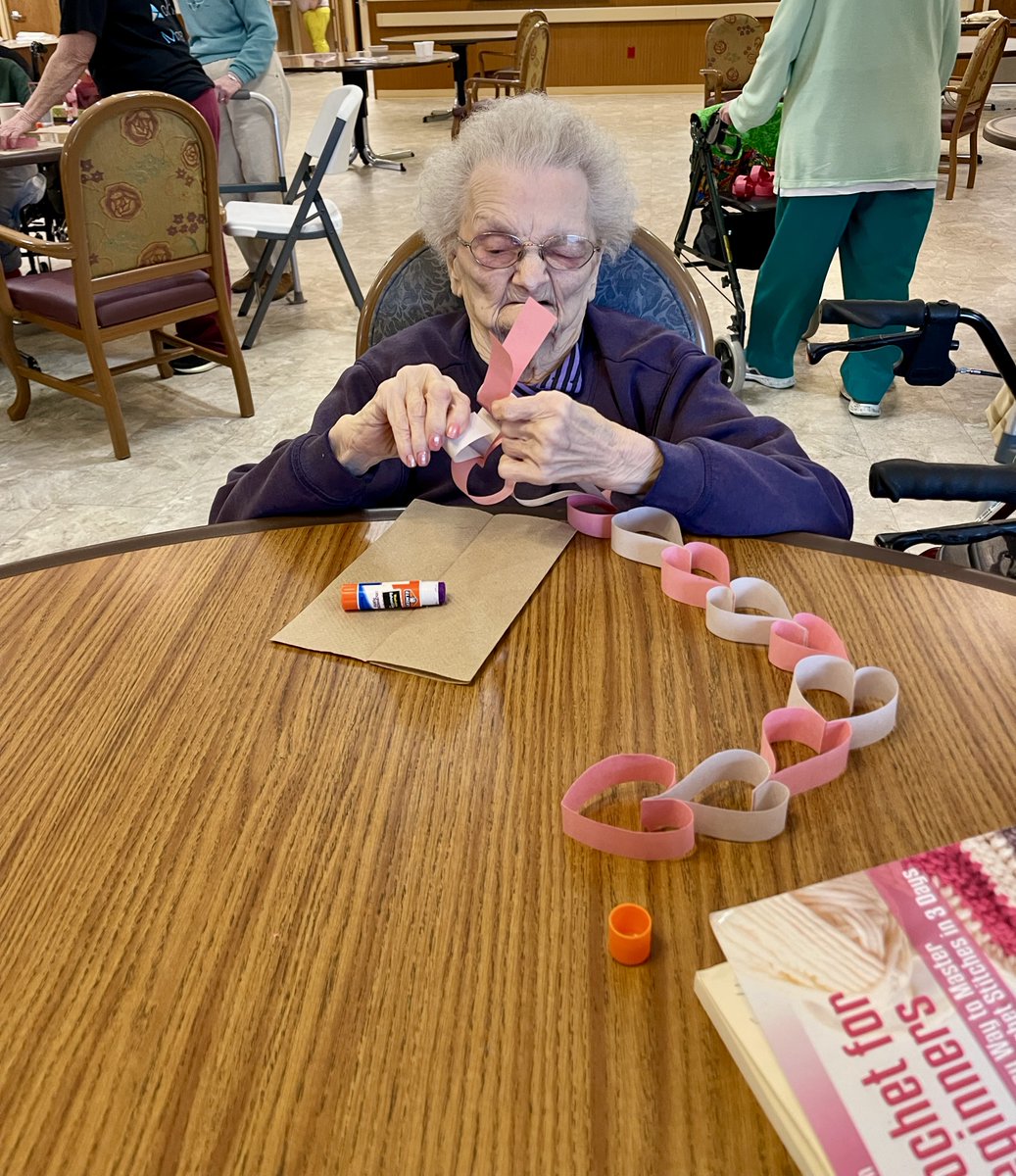 AzriaHealth's tweet photo. We crafted some heart chains at #AzriaHealthRoseVista for Valentine's Day! 💗❤️

#AzriaHealth #Craft #PaperChain #ValentinesDay #ValentinesDay2024 #ValentinesDayCraft https://t.co/afEpaikZde