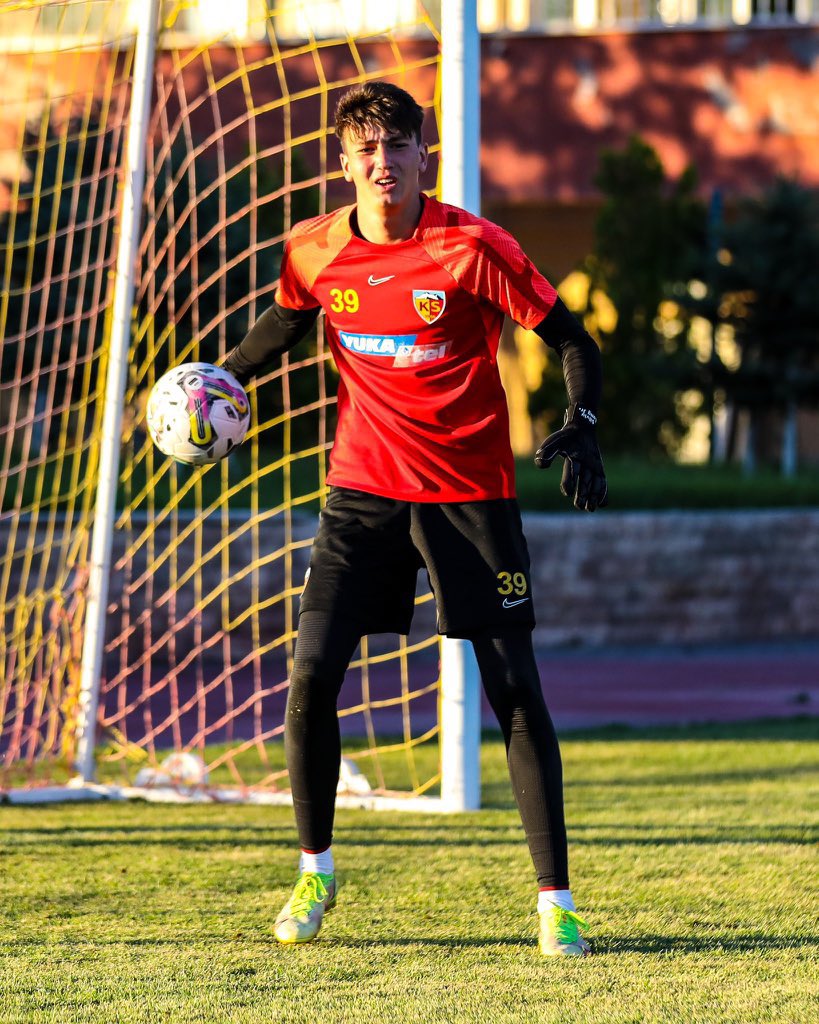 ScouTurk's tweet photo. Turkish Goalkeepers - 2005 Edition

🇹🇷 Deniz Ertaş - Konyaspor 🇹🇷
🇹🇷 Şamil Öztürk - Kayserispor 🇹🇷
🇹🇷 Berkant Bayrak - HB Køge 🇩🇰
🇹🇷 Deniz Dilmen - Başakşehir 🇹🇷
🇹🇷 Atakan Ordu - Galatasaray 🇹🇷
🇹🇷 Tyler Doğan - Holstein Kiel 🇩🇪
🇹🇷 Mert Bayram - Altınordu 🇹🇷

🧤🧱 https://t.co/b6f3ZBLwSY