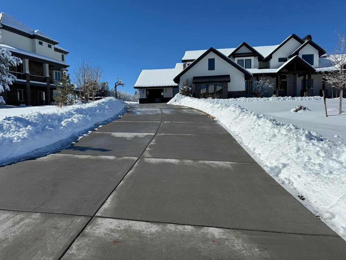 stacym411's tweet photo. Of the million reasons I love my husband, his refusal to buy a snowblower because he “likes the workout” is not one of them 😒 If anyone needs me, you can find me in the hot tub with a glass of wine. https://t.co/dEY7s1xxXm