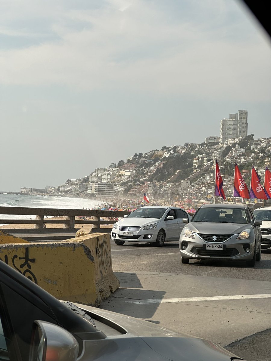 barbaritalaram's tweet photo. Manden una alerta SAE o algo, informando del nuevo horario de toque de queda. Reñaca aún lleno 🙄 @Senapred @Armada_Chile @GobiernodeChile #VinadelMar #Reñaca https://t.co/Mj1EvIjTjV