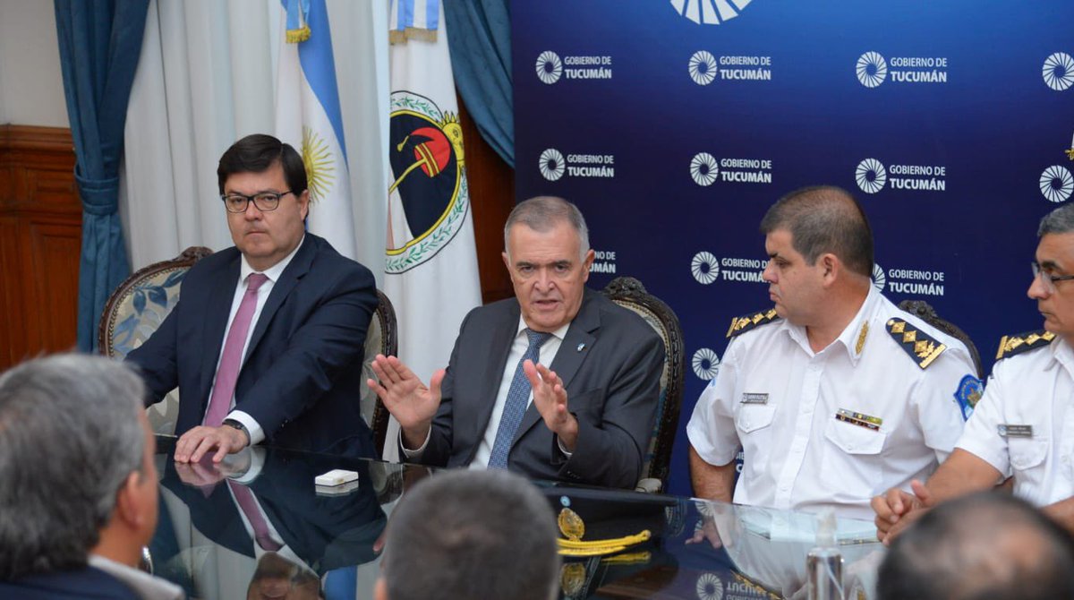 lauracearg's tweet photo. AHORA EN TUCUMÁN 

Vía libre para los choros en el barrio donde vive el ministro de Seguridad de Tucumán EUGENIO AGÜERO GAMBOA @MinSegTuc

Para qué existen las 500 cámaras de Emergencia #911 de la Policía de Tucumán? ¡Todos cómplices de la Comisaría 12! @PatoBullrich https://t.co/1UWEKAh1L5