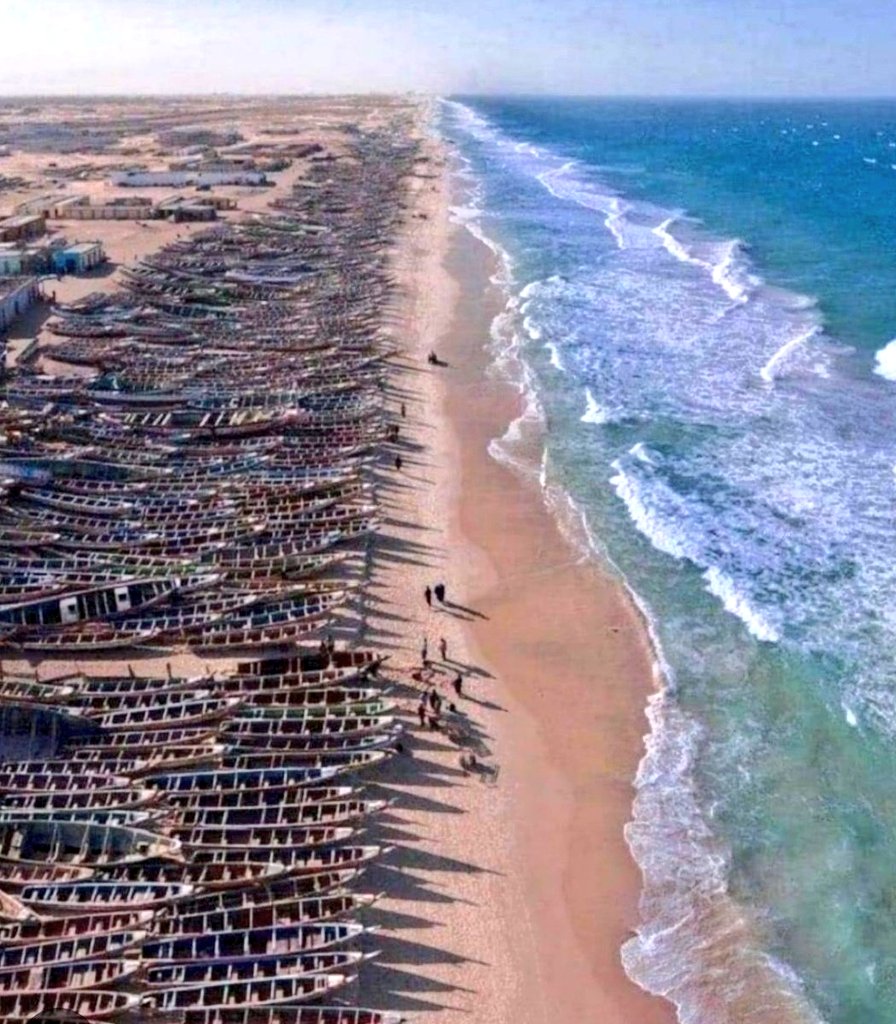 Wybrzeże Sahary Zachodniej.Łdzie czekają by dowieść doktorów i inżynierów na Wyspy Kanaryjskie.
#EuropeWakeUp