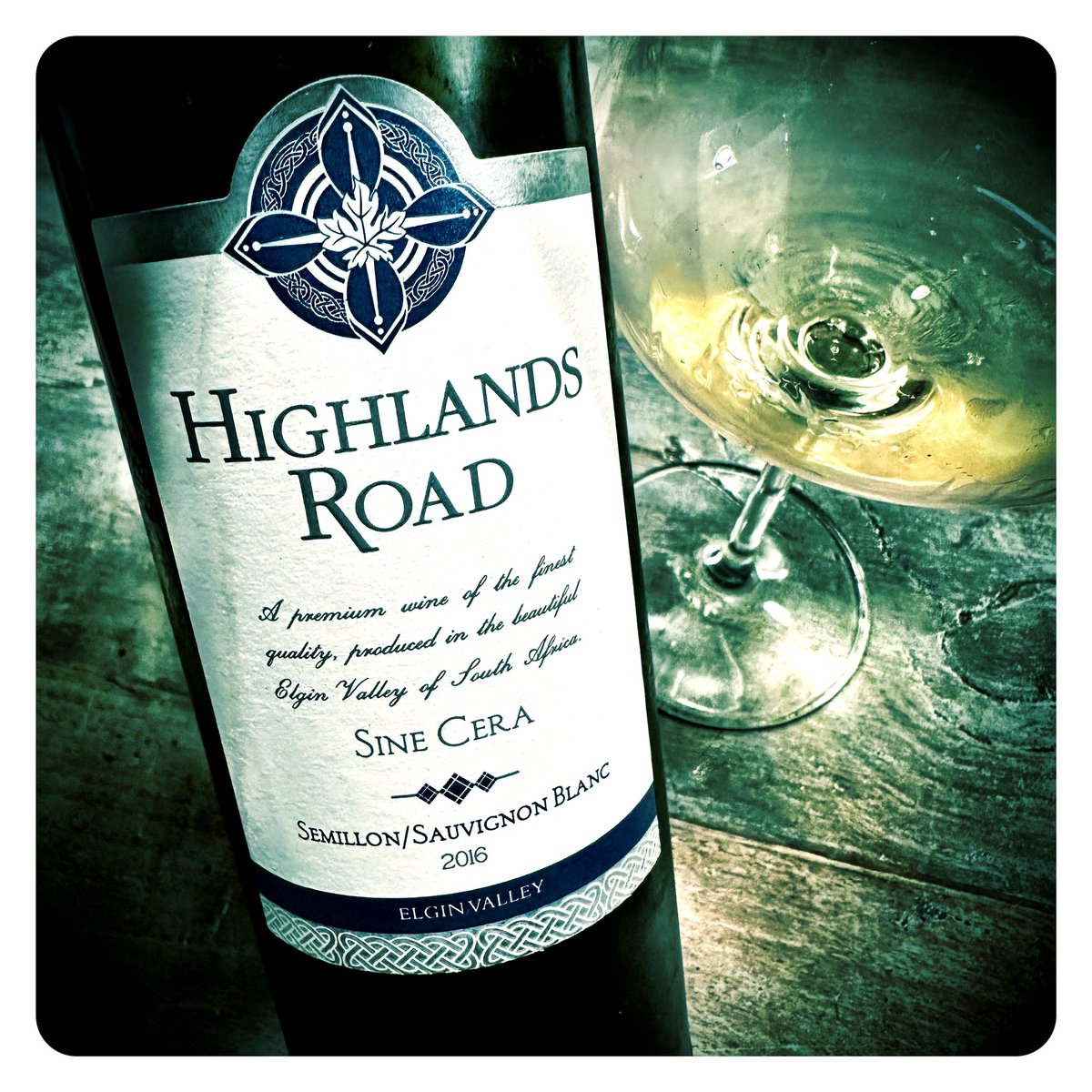 Sunday evening tipple. A super delicious wine from <a href="/highlandsroad/">Michael White</a> This Sine Cera Semillon / Sauvignon Blanc  2016 is 8 years old and only just starting to hit its straps with gooseberry, lemon grass, black currant leaf and fresh fennel. A real beaut from Elgin! 94+/100 GSMW 💥🍷