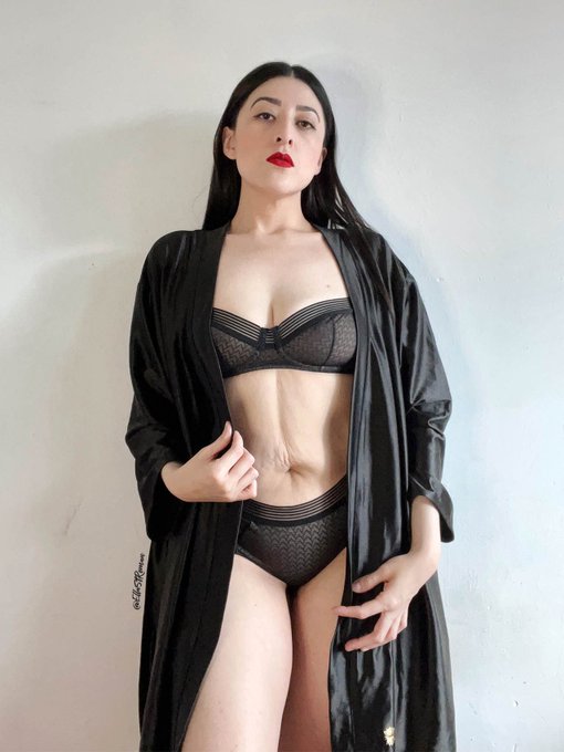 Domingo c&oacute;modo.🖤 https://t.co/5G8IhnJy53