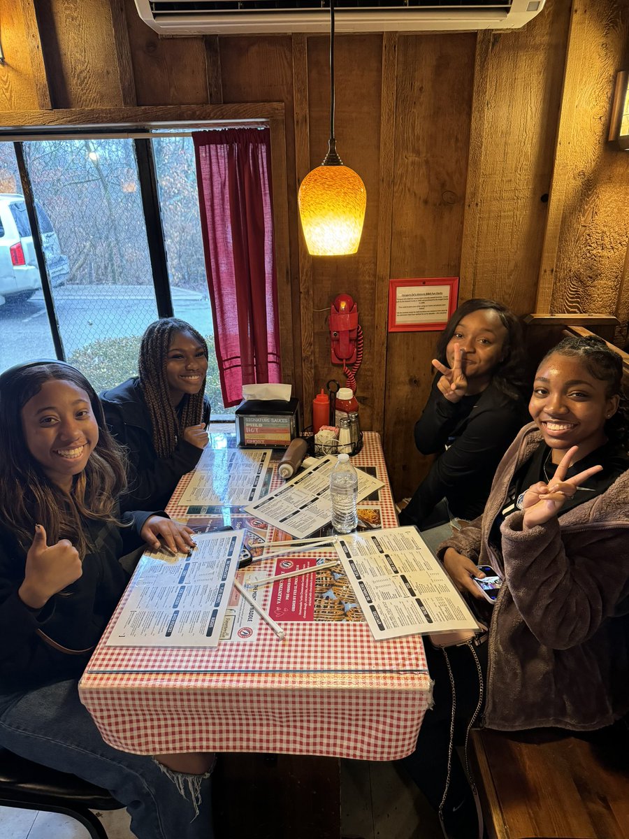 SHBearsGBKB's tweet image. Enjoying some bbq before the @RazorbackWBB game!