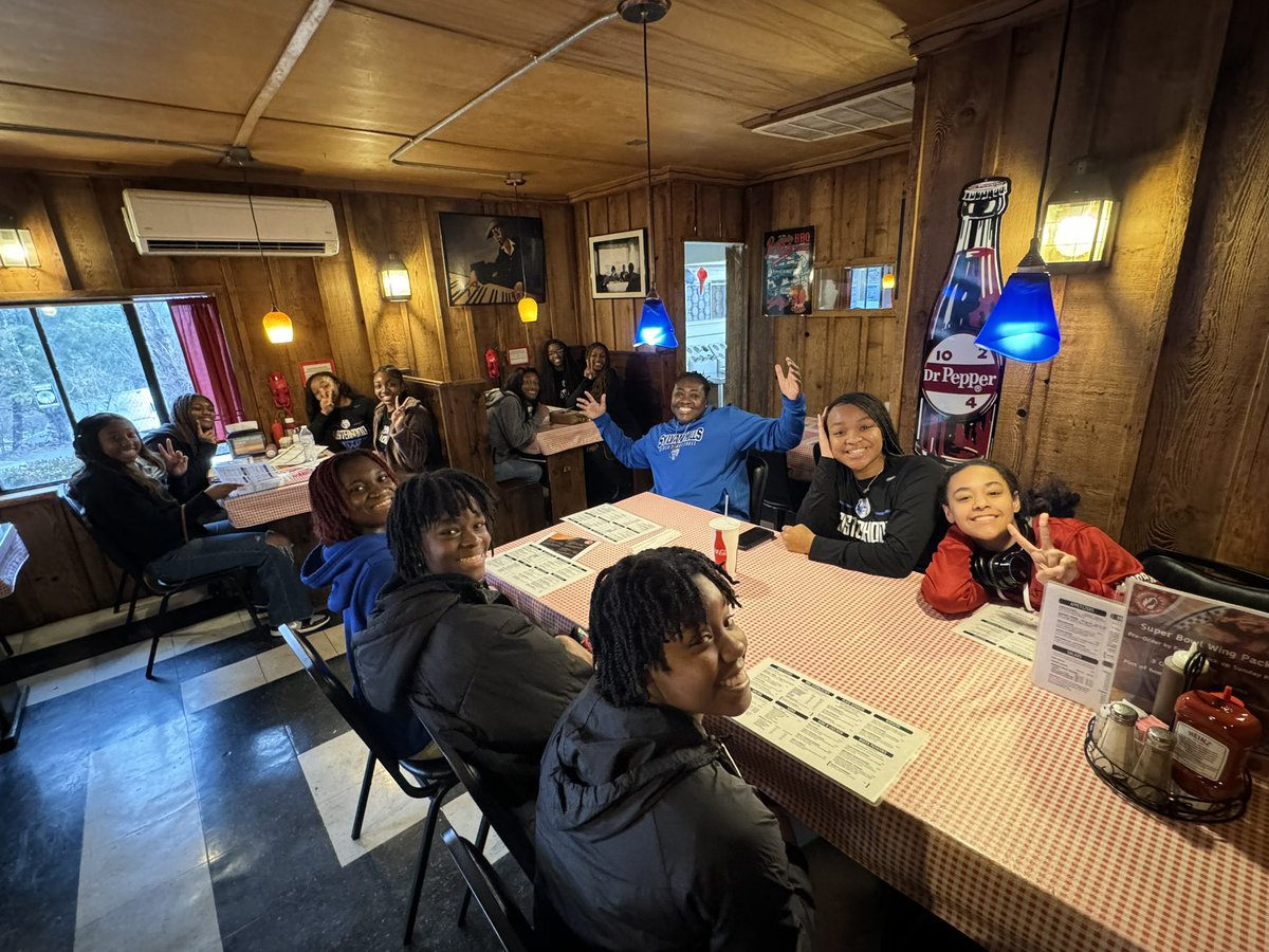 SHBearsGBKB's tweet image. Enjoying some bbq before the @RazorbackWBB game!