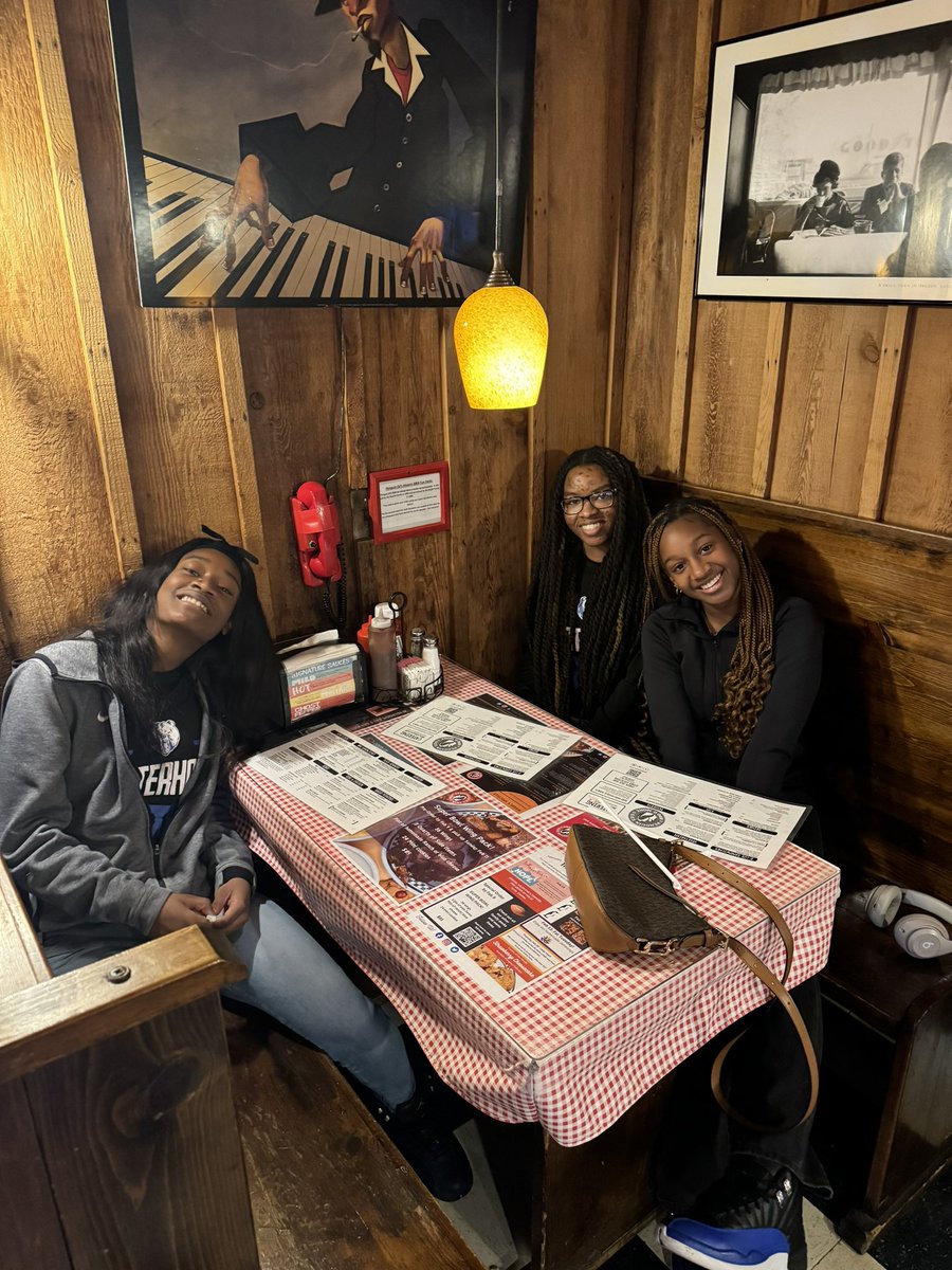 SHBearsGBKB's tweet image. Enjoying some bbq before the @RazorbackWBB game!