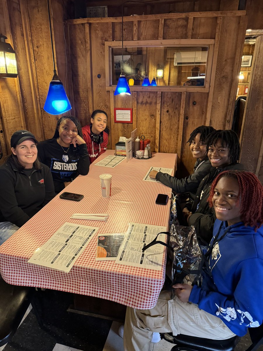 SHBearsGBKB's tweet image. Enjoying some bbq before the @RazorbackWBB game!