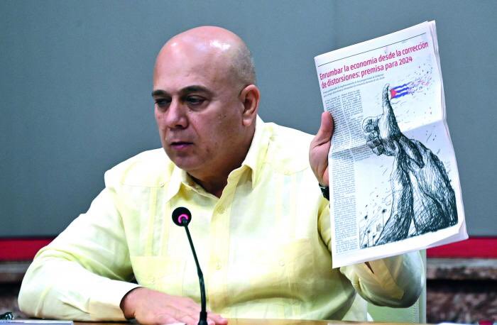 Comunistas Cuba: ¿Por qué cayó el ministro de Economía cubano? comunistascuba.org/2024/02/por-qu…
En la foto Roberto Morales Ojeda, quizá uno de los que promovió la caída del hoy exministro de Economía cubano