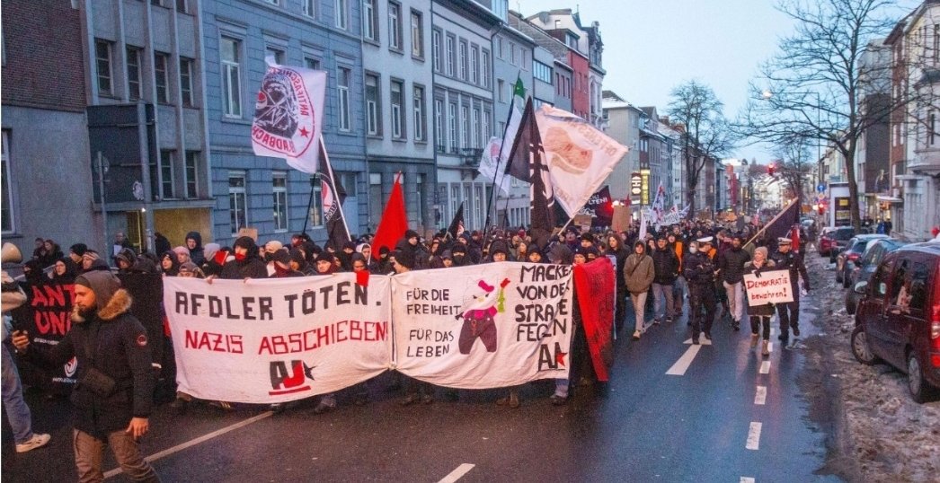Markus_HAJ's tweet image. Es schließen sich #Radikale den #Corona #Maßnahmen Demos und #Bauernprotesten an. 

Die Medien: 
💥🔥💥🔥💥🔥
Die Medienlemminge: 
🫢😠🤬👎🏼⚡💣🧨🔪

Es schließen sich Radikale den
#WirSindDieBrandmauer Demos an.

Die Medien: 
🫥🫣🤐
Die Brandmauerlemminge:
🙈🙉🙊