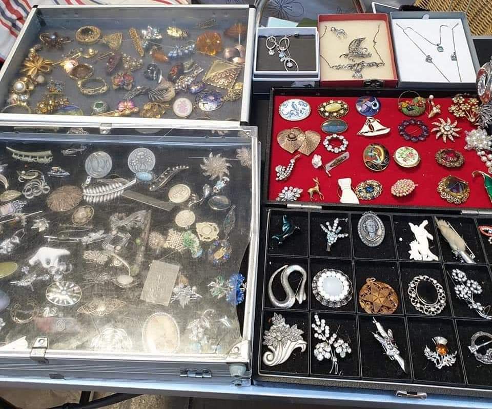Love Collectable Curios vintage brooches, lovely on your hat, scarf or lapel, very elegant!

info@collectablecurios.co.uk

#VintageBrooches #Costumejewellery #AntiqueJewellery #VintageJewellery #Collectables #Curios #Antiques #PreLoved  #ShopVintage  #StGeorgesMarketBelfast